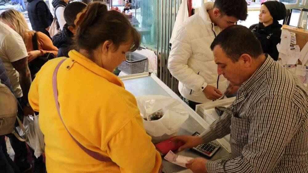 Bulgarlar Edirne’de market arabalarıyla alışveriş yarışına girdi