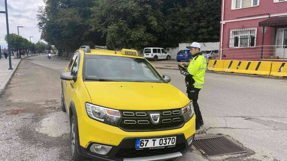 Ekipler araçları tek tek durdurup kuralları uymayanlara ceza yazdı