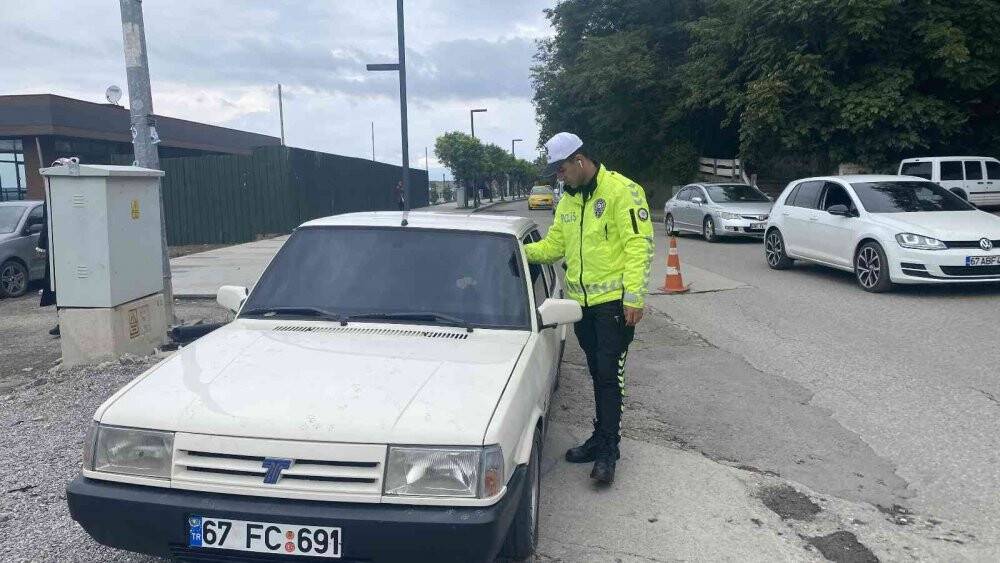 Ekipler araçları tek tek durdurup kuralları uymayanlara ceza yazdı
