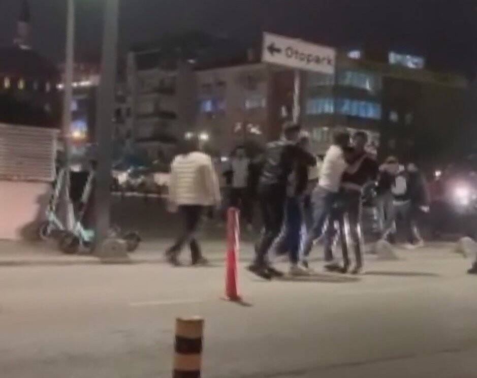 Kent meydanı karıştı, onlarca kişi tekme tokat kavga etti