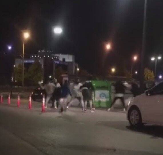 Kent meydanı karıştı, onlarca kişi tekme tokat kavga etti