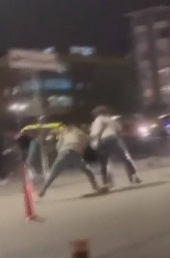 Kent meydanı karıştı, onlarca kişi tekme tokat kavga etti