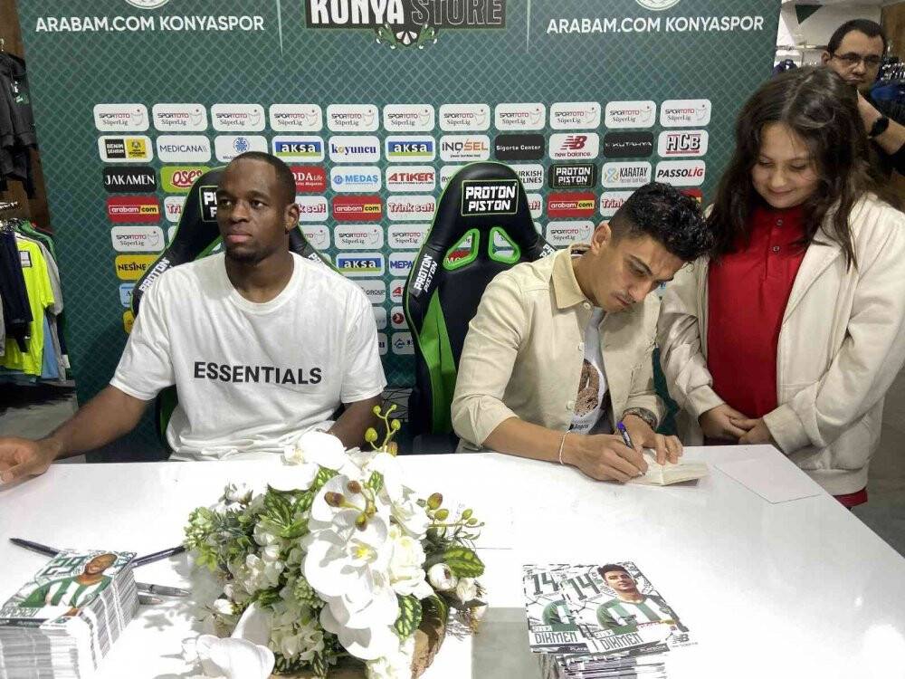 Konyasporlu futbolcular imza gününde taraftarlarla buluştu