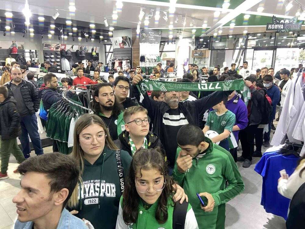 Konyasporlu futbolcular imza gününde taraftarlarla buluştu
