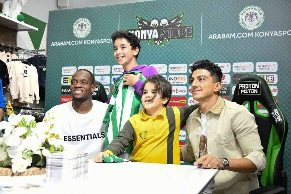 Konyasporlu futbolcular imza gününde taraftarlarla buluştu