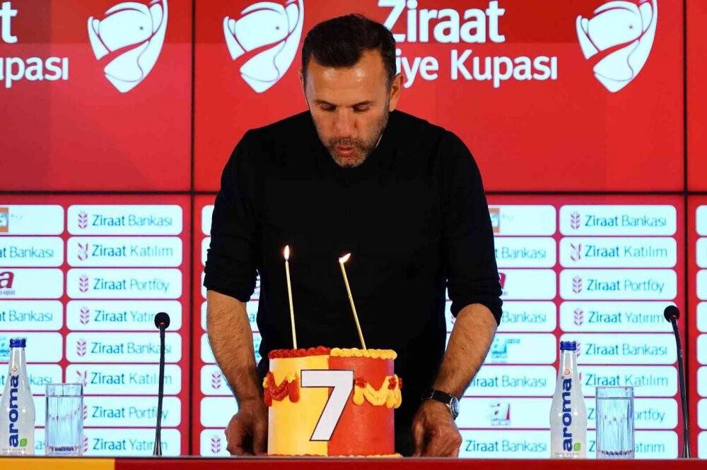 Oklan Buruk'a basın mensuplarından pasta sürprizi