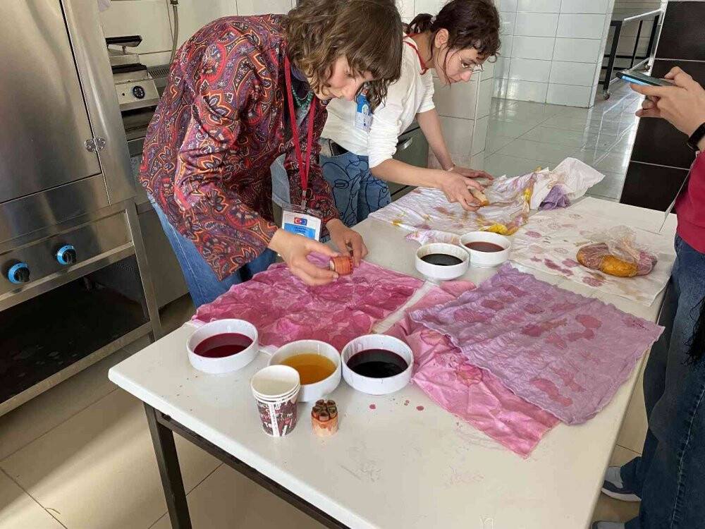 Gıda atıklarıyla boya üretip, modaya uyarlıyorlar