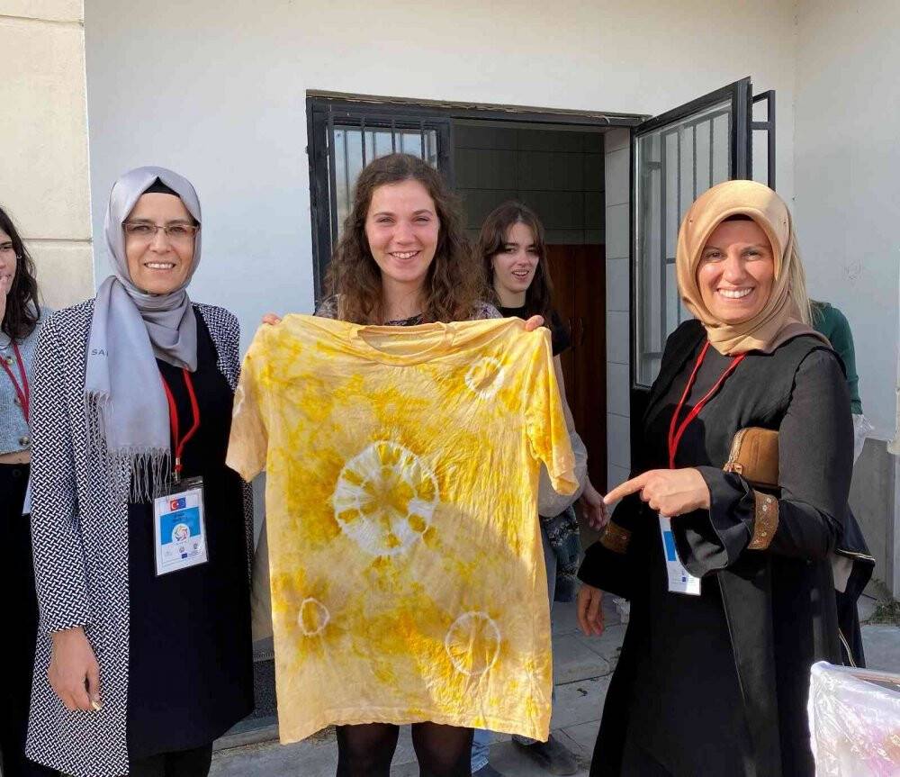 Gıda atıklarıyla boya üretip, modaya uyarlıyorlar