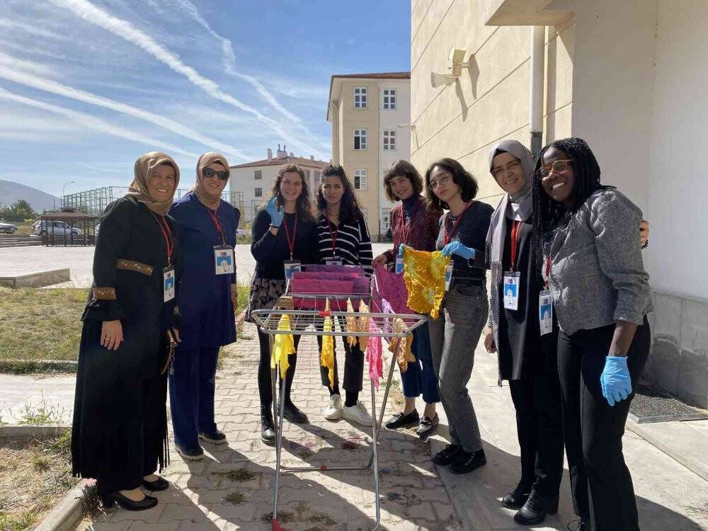 Gıda atıklarıyla boya üretip, modaya uyarlıyorlar