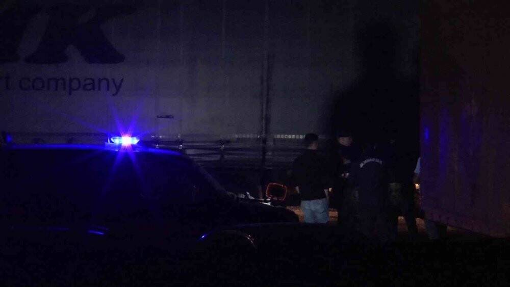 İki tırın arasına sıkışan şahıs feci şekilde can verdi