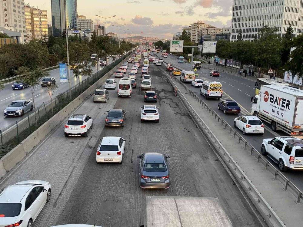 İstanbul’da haftanın son iş gününde trafik yoğunluğu oluştu