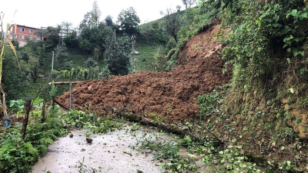 Rize’de heyelan köy yolunu kapattı