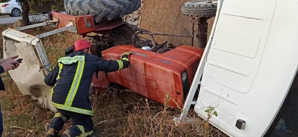 Traktör yüklü kamyonetle otomobil çarpıştı: 4 yaralı