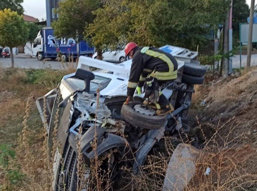 Traktör yüklü kamyonetle otomobil çarpıştı: 4 yaralı