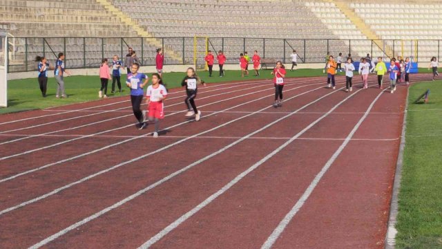 Cumhuriyet Bayramı etkinlikleri çerçevesinde atletizm yarışı düzenlendi