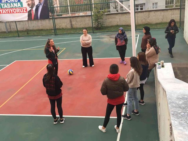 Yurt öğrencilerine Voleybol tanıtıldı