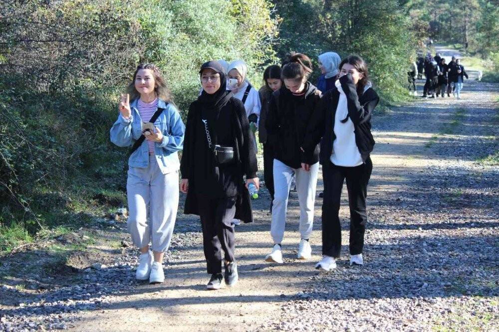 Düzce’de sonbaharın tadını ormanda yürüyerek çıkarttılar