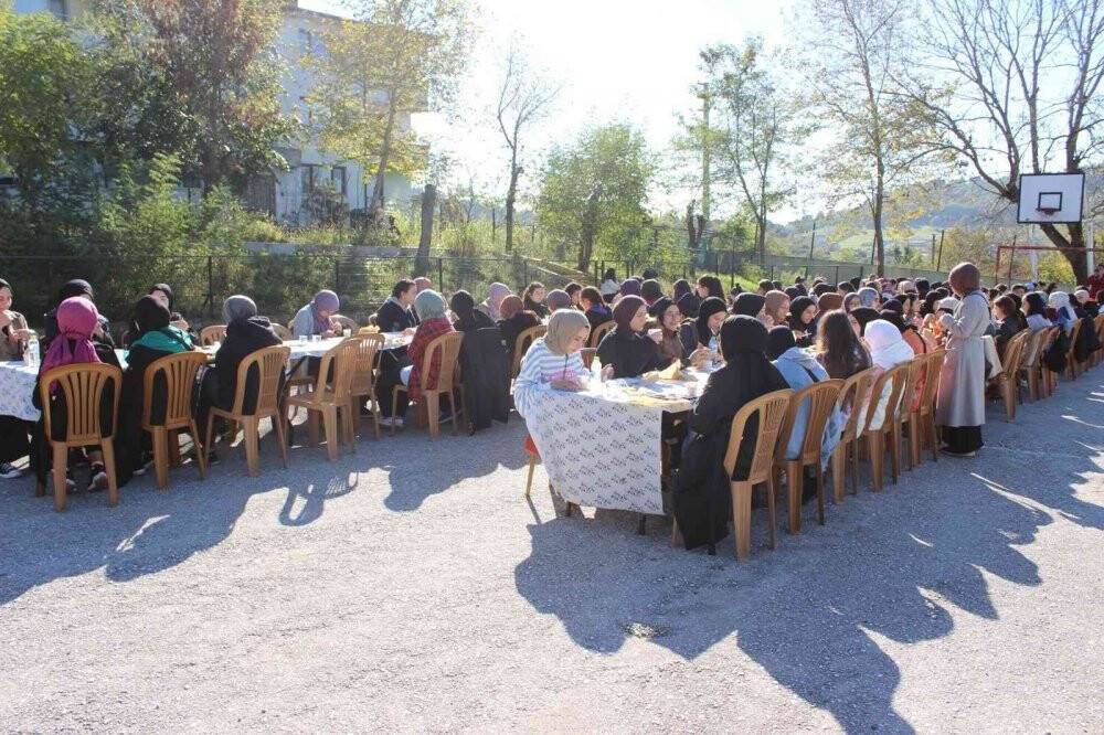 Düzce’de sonbaharın tadını ormanda yürüyerek çıkarttılar