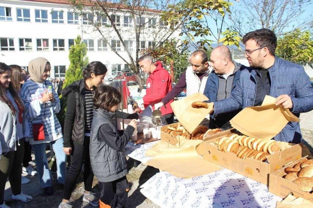 Düzce’de sonbaharın tadını ormanda yürüyerek çıkarttılar