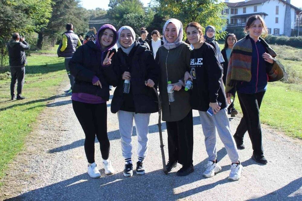 Düzce’de sonbaharın tadını ormanda yürüyerek çıkarttılar