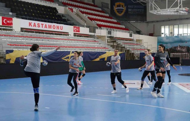 EHF Şampiyonlar Ligi’nde ilk galibiyetini alan Kastamonu Belediyediyespor, Esbjerg maçı hazırlıklarını sürdürüyor