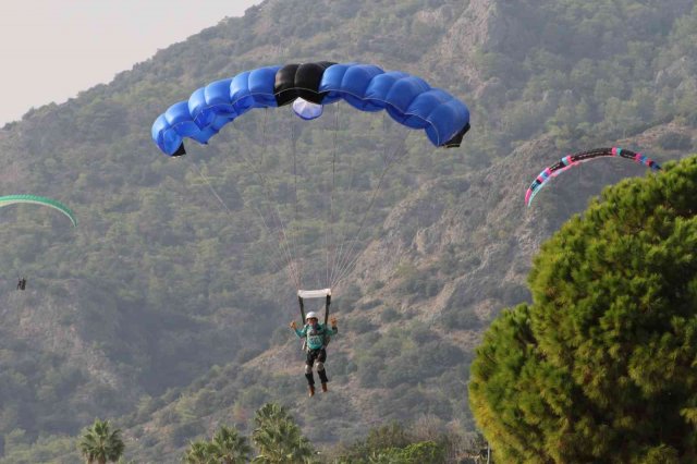 Fethiye’de 22. Uluslararası Ölüdeniz Hava Oyunları Festivali devam ediyor