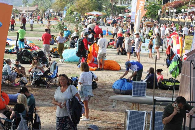 Fethiye’de 22. Uluslararası Ölüdeniz Hava Oyunları Festivali devam ediyor