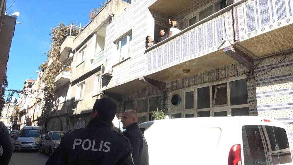 Kahvede çay içerken önlerine hırsızlık zanlısı atladı