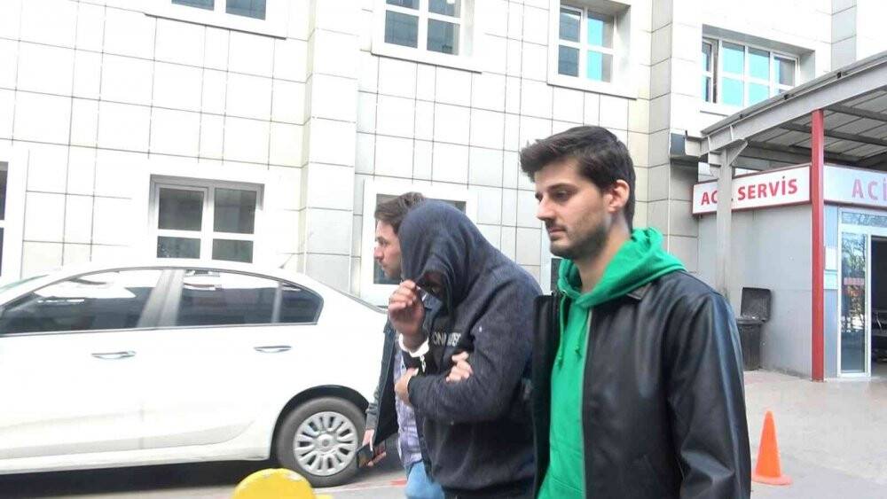 Kahvede çay içerken önlerine hırsızlık zanlısı atladı