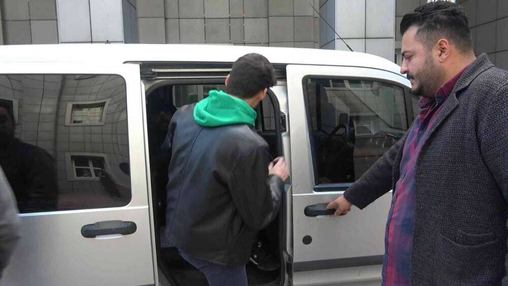 Kahvede çay içerken önlerine hırsızlık zanlısı atladı