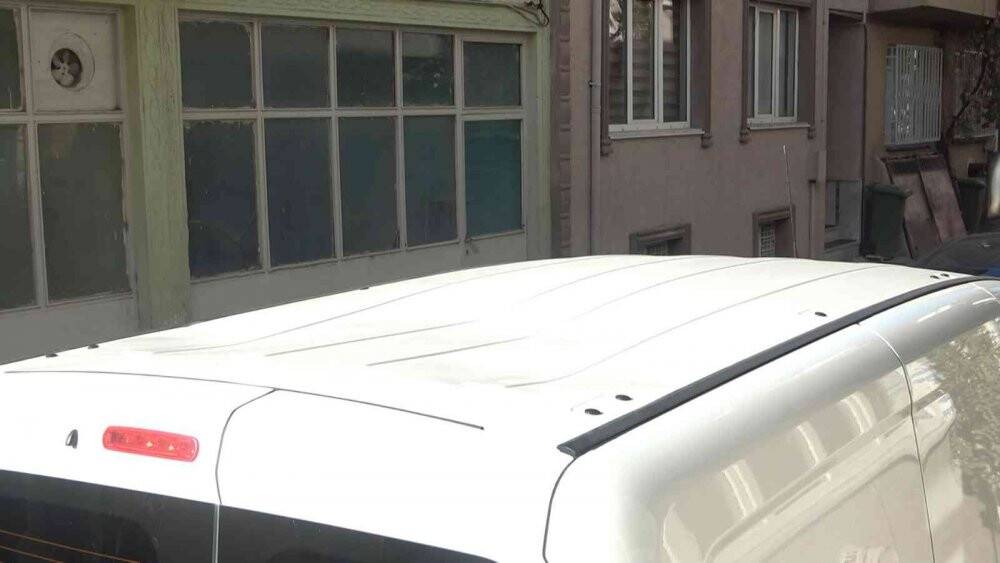 Kahvede çay içerken önlerine hırsızlık zanlısı atladı