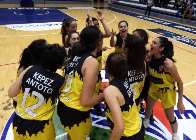 Kepez Belediyespor U16 Kadın Basketbol Takımı galibiyetle ayrıldı