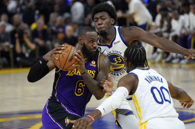 Son şampiyon Golden State Warriors galibiyetle başladı