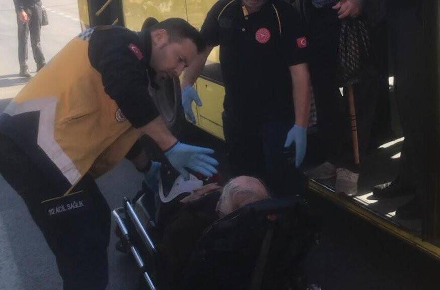 Otobüste rahatsızlanan yolcu ambulansla hastaneye kaldırıldı