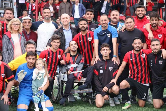 Tekerlekli sandalyesiyle takımını yalnız bırakmıyor