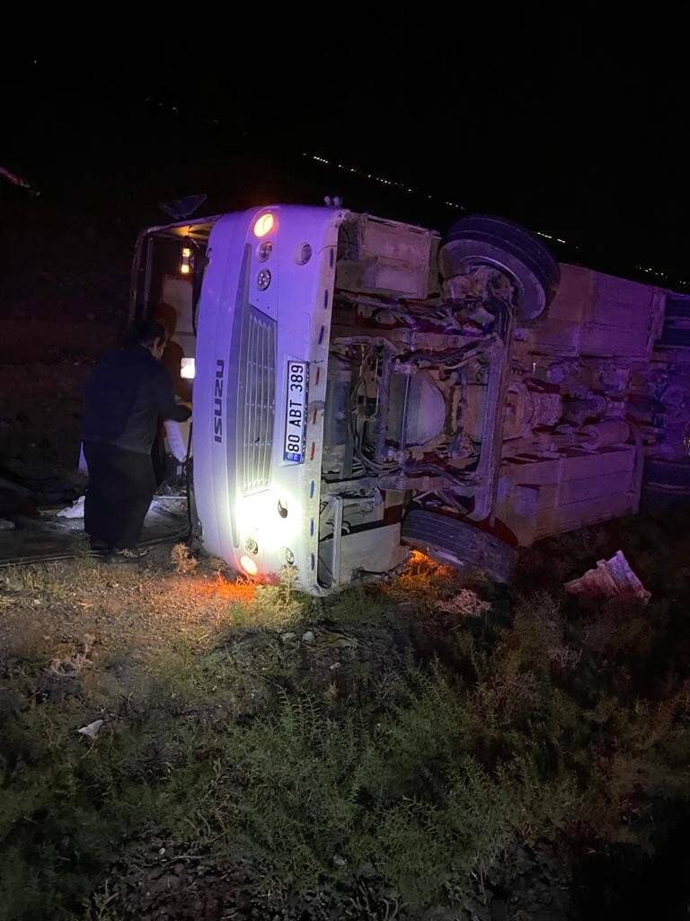 Tarım işçilerini taşıyan minibüs devrildi: 3 yaralı