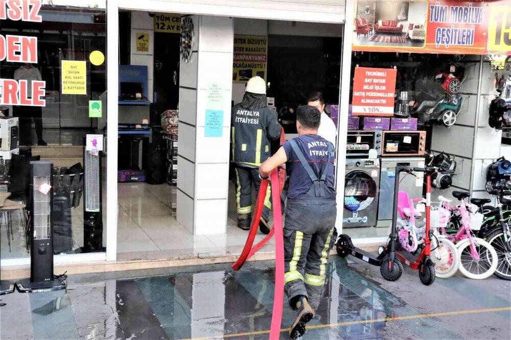 Antalya’da AVM’de yangın paniği