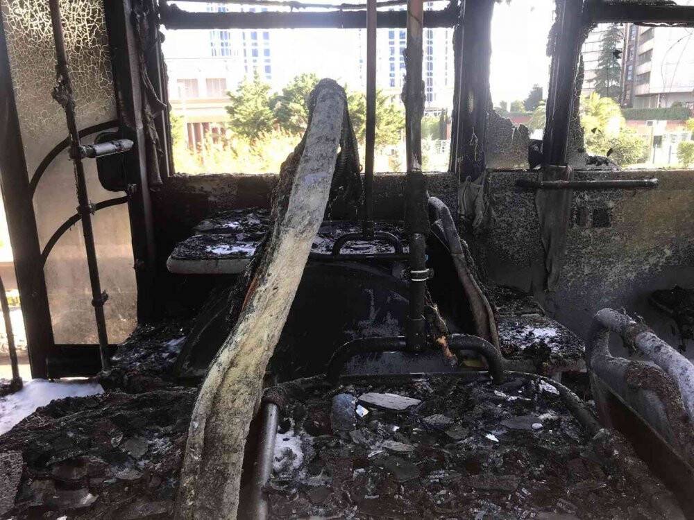 Beşiktaş’ta seyir halindeki İETT otobüsü alev aldı