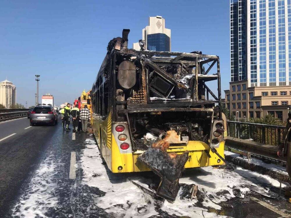 Beşiktaş’ta seyir halindeki İETT otobüsü alev aldı