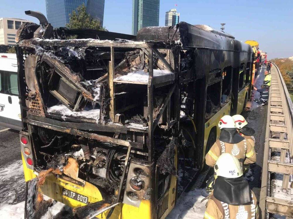 Beşiktaş’ta seyir halindeki İETT otobüsü alev aldı