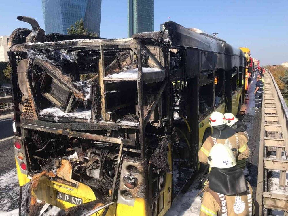 Beşiktaş’ta seyir halindeki İETT otobüsü alev aldı