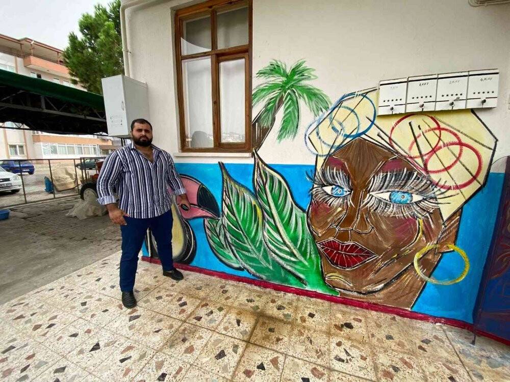 Doktor tavsiyesiyle ressam olan üniversiteli genç mahalleyi açık hava sergisine çevirdi