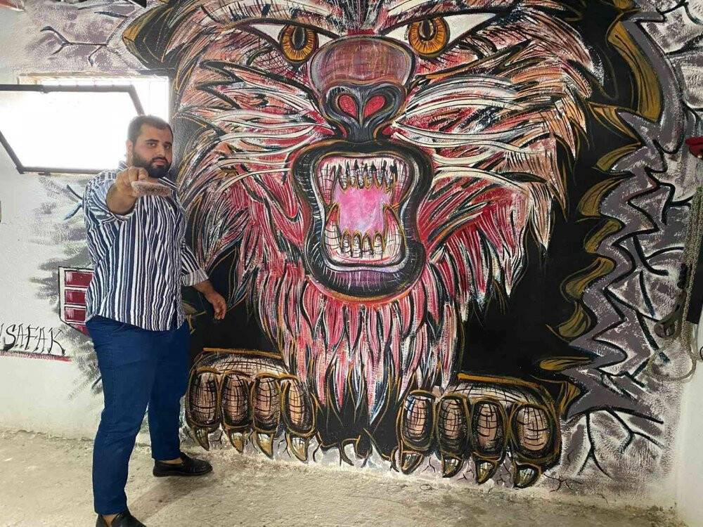 Doktor tavsiyesiyle ressam olan üniversiteli genç mahalleyi açık hava sergisine çevirdi