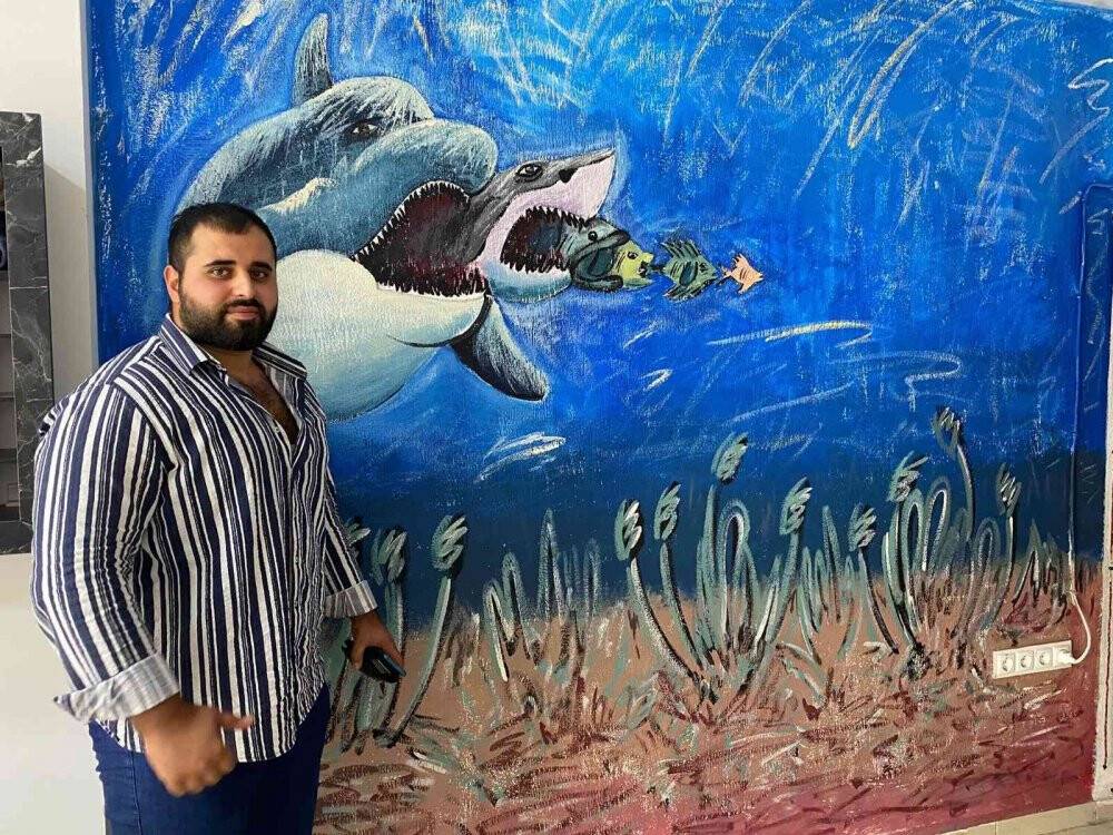 Doktor tavsiyesiyle ressam olan üniversiteli genç mahalleyi açık hava sergisine çevirdi