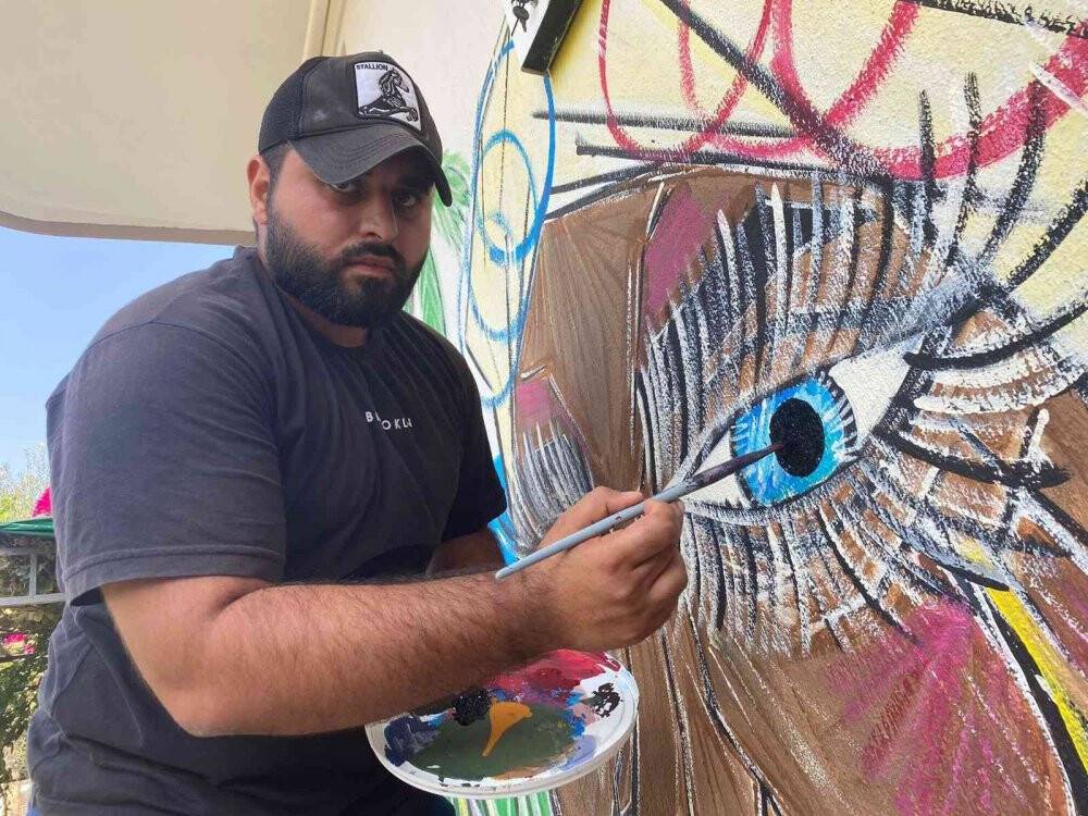 Doktor tavsiyesiyle ressam olan üniversiteli genç mahalleyi açık hava sergisine çevirdi