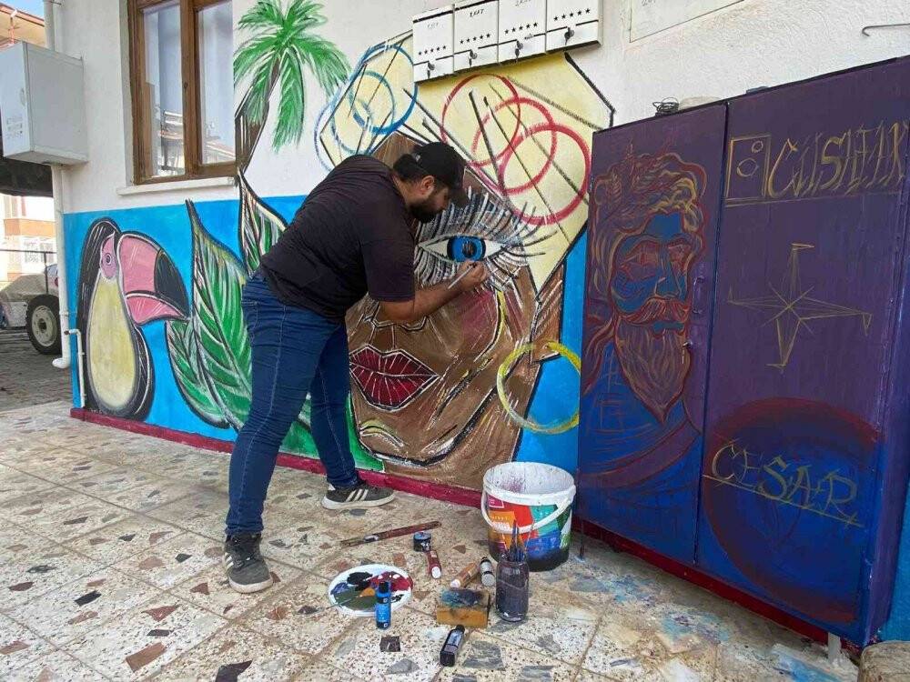 Doktor tavsiyesiyle ressam olan üniversiteli genç mahalleyi açık hava sergisine çevirdi