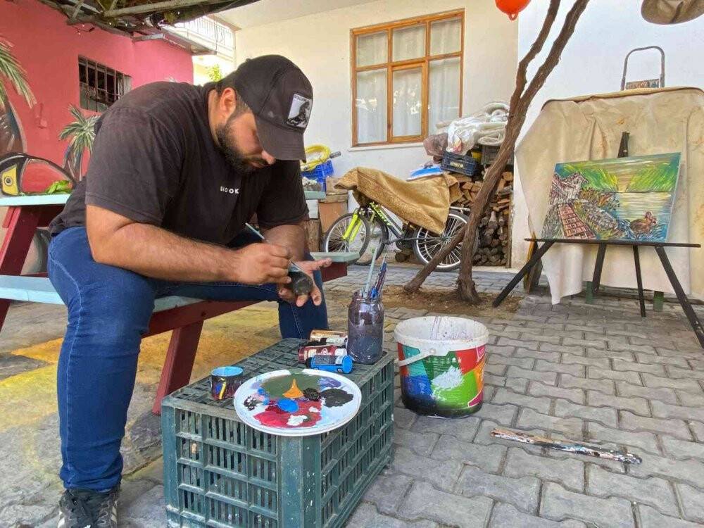 Doktor tavsiyesiyle ressam olan üniversiteli genç mahalleyi açık hava sergisine çevirdi