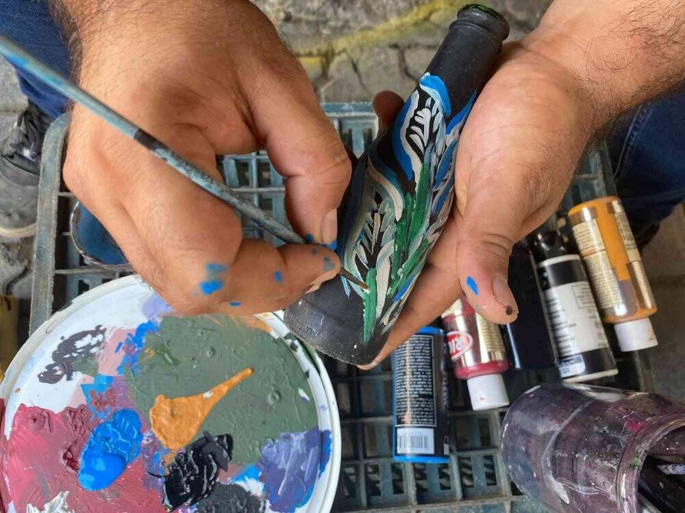 Doktor tavsiyesiyle ressam olan üniversiteli genç mahalleyi açık hava sergisine çevirdi