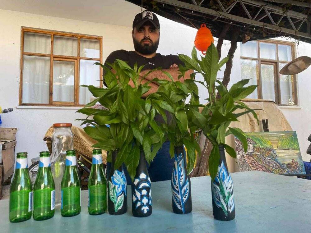 Doktor tavsiyesiyle ressam olan üniversiteli genç mahalleyi açık hava sergisine çevirdi