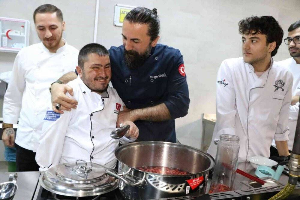 Özel öğrenciler yemek yarışmasında hünerlerini sergiledi
